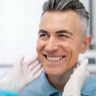Ce trebuie să știți despre complicațiile și riscurile implanturilor dentare