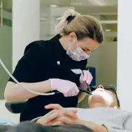 Diferențele dintre aparatele dentare estetice disponibile în clinicile dentare