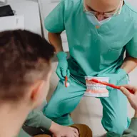 Ce se întâmplă când gingiile se retrag și cum poate fi afectată lucrarea dentară