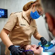 De ce contează cum îți explică medicul tratamentul dentar?