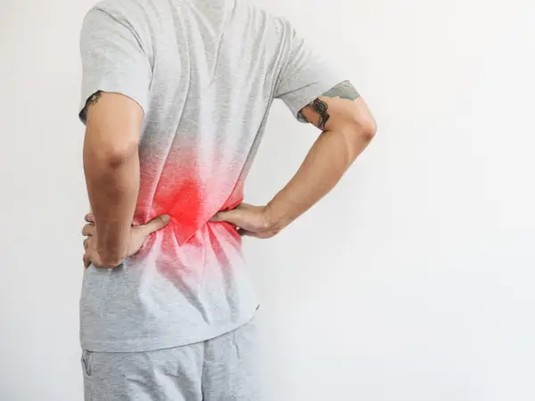 Hernia de disc și discopatia lombară: diferențe, simptome și opțiuni de tratament