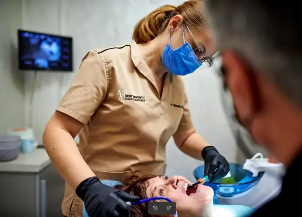 De ce contează cum îți explică medicul tratamentul dentar?