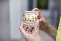 Reguli de îngrijire orală pe durata tratamentului cu aparat dentar