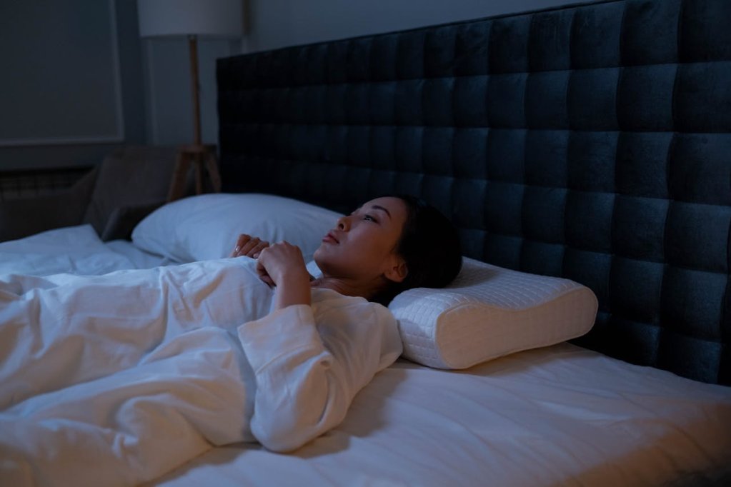 De ce trezirile nocturne îți pot sabota sănătatea pe termen lung