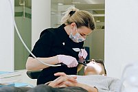 Diferențele dintre aparatele dentare estetice disponibile în clinicile dentare