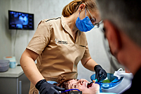 De ce contează cum îți explică medicul tratamentul dentar?